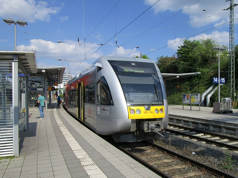 Gelenktriebwagen im Bahnhof Gießen