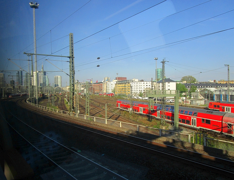 Einfahrt in den Hauptbahnhof Frankfurt