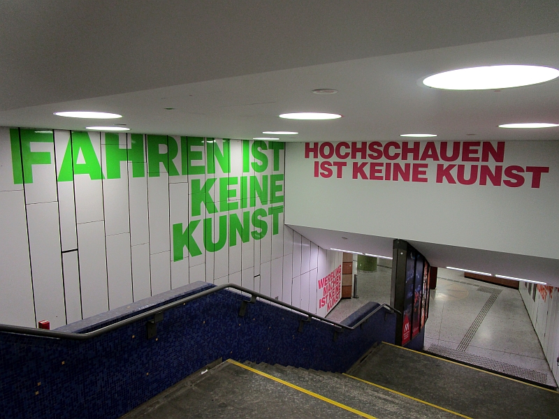 Schriftzug 'Fahren ist keine Kunst' an der U-Bahn-Haltestelle Römer in Frankfurt