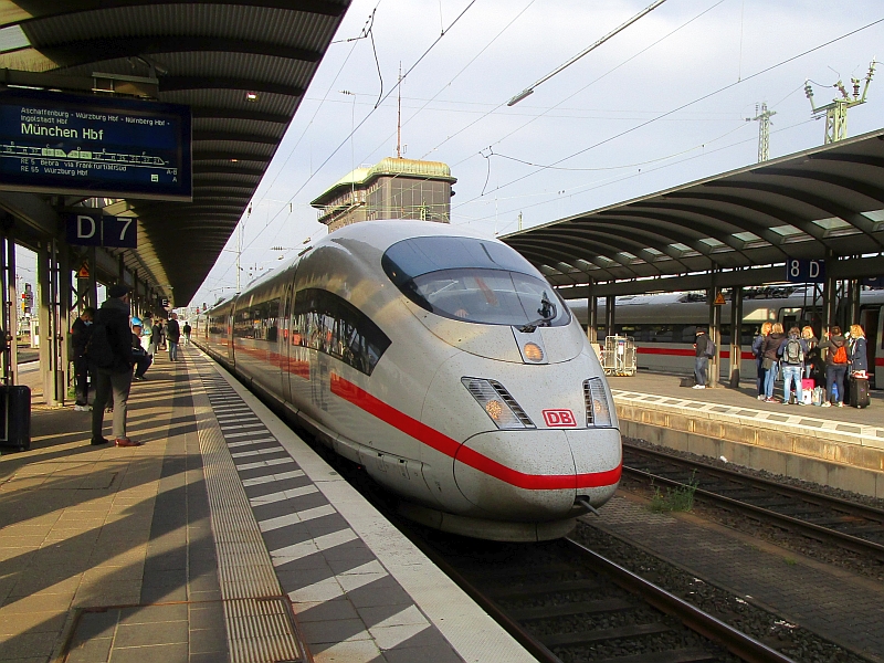 Einfahrt eines ICE 3-Triebzugs in den Hauptbahnhof Frankfurt
