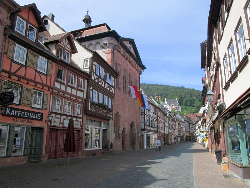 Hauptstraße mit Altem Rathaus in Miltenberg