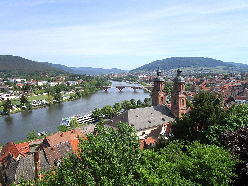 Blick von der Mildenburg mainaufwärts