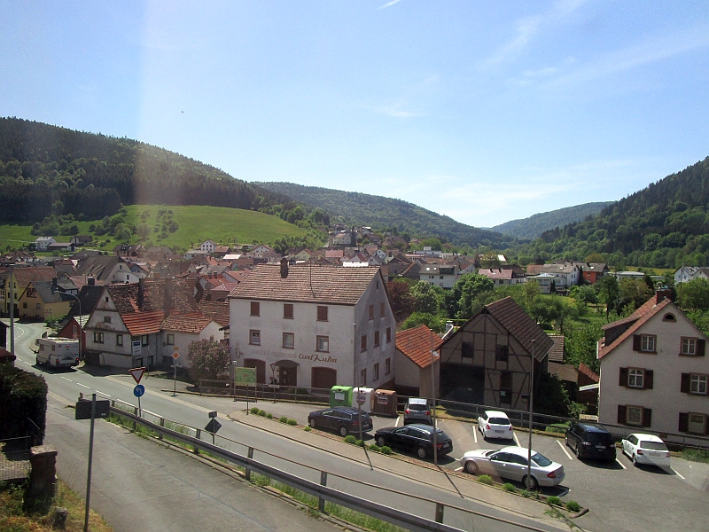 Blick aus dem Zugfenster auf den Ort Schneeberg