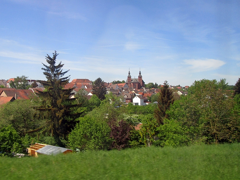 Blick vom Zug auf die Wallfahrtsbasilika St. Georg Walldürn