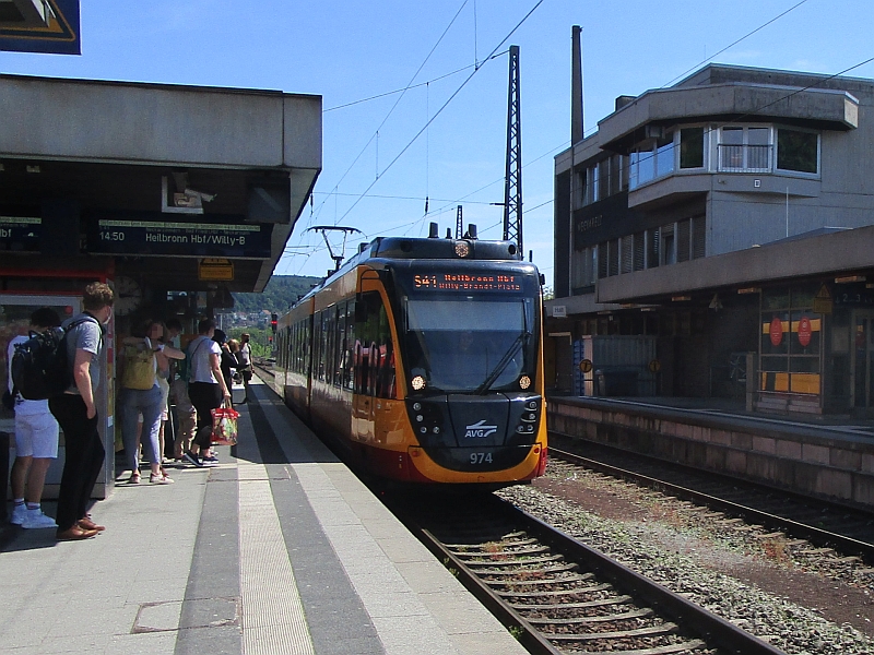 Stadtbahnwagen der AVG im Bahnhof Mosbach-Neckarelz