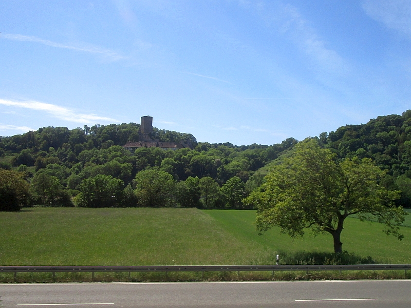Blick vom Zug auf die Ruine von Burg Ehrenberg