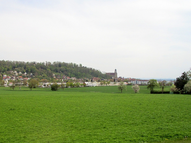 Blick vom Zug auf die Stiftskirche St. Marien in Herrenberg