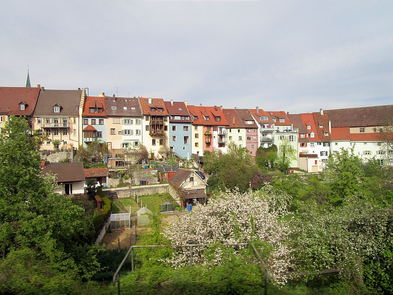 Fahrt entlang der historischen Altstadt von Engen