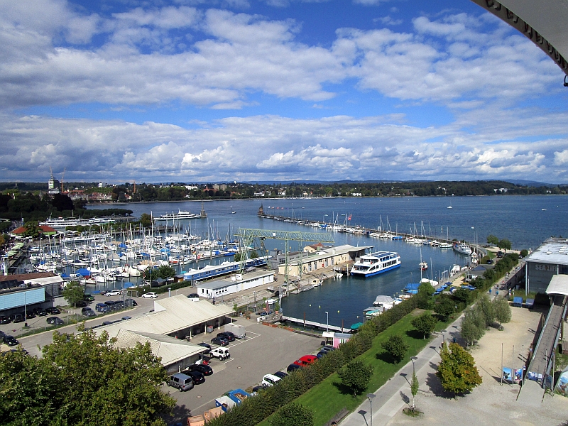 Hafen von Konstanz, auf einem Hafengleis ist ein alter Fernschnelltriebwagen abgestellt