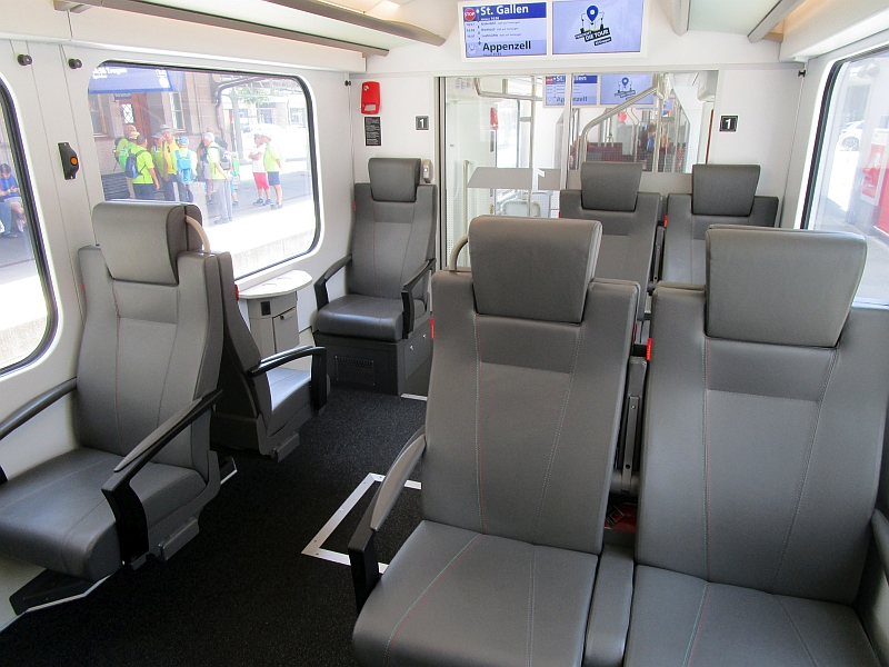 Erste Klasse im Tango-Gelenktriebwagen der Appenzeller Bahnen