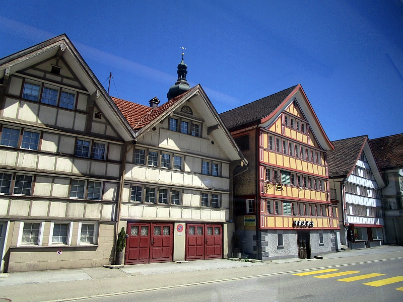 Fahrt durch den Ort Bühler
