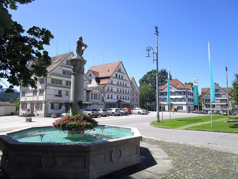 Brunnen auf dem Dorfplatz Gais