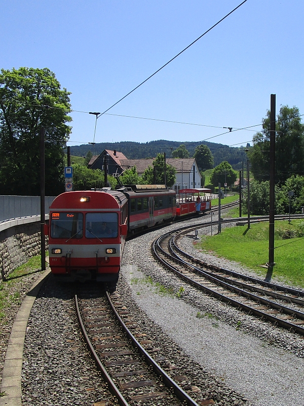 Einfahrt der S 24 in den Bahnhof Gais