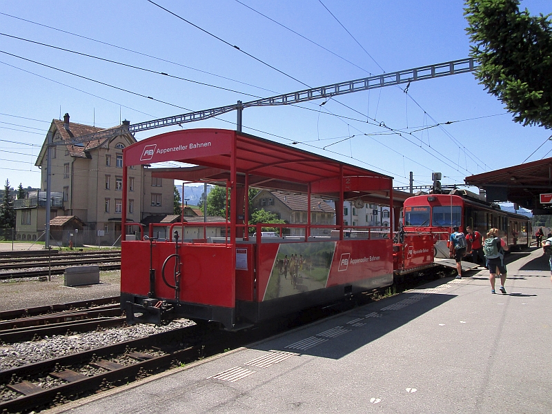Aussichtswagen und Velowagen vor dem Triebzug