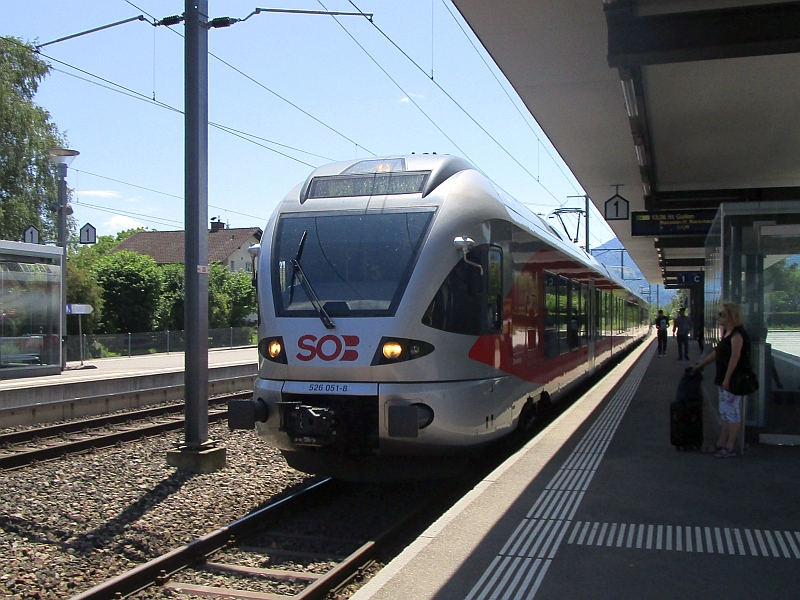 Einfahrt eines Flirt-Triebzugs der SOB in Altstätten