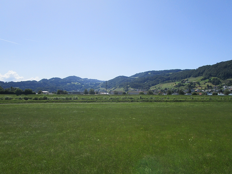 Blick vom Zug über den Rhein in die Schweiz zum Ort Au