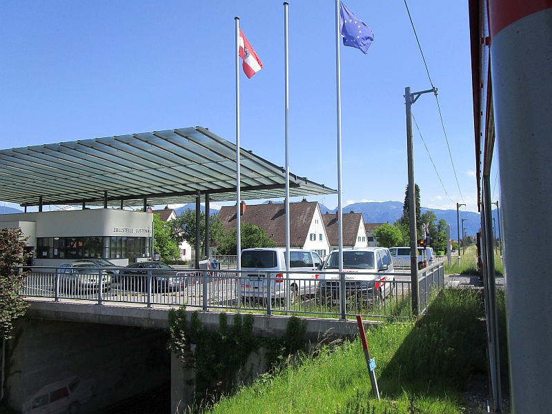 Fahrt über einen Bahnübergang an der Zollstelle Lustenau