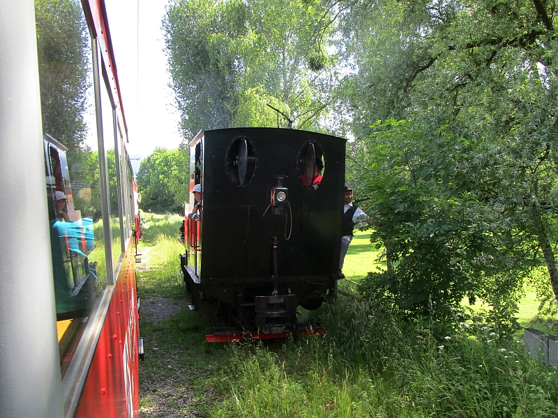 Die Lokomotive umfährt den Zug an der Station Wiesenrain
