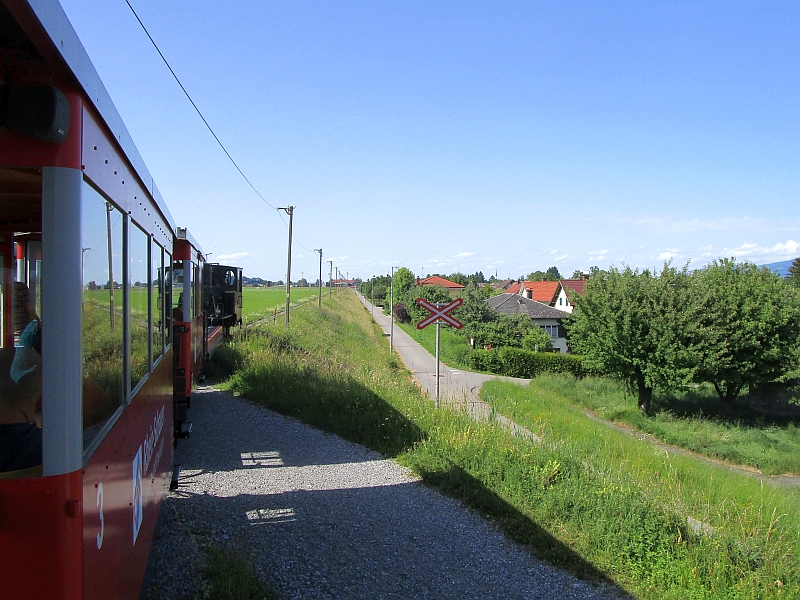 Fahrt auf dem Rheindamm flussabwärts