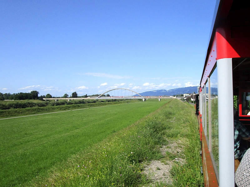 Eurocity-Zug von München nach Zürich auf der Brücke über den Rhein