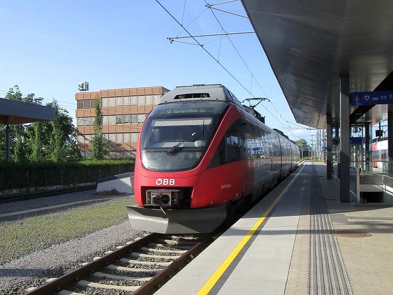 Einfahrt eines Talent-Triebzug der ÖBB in Lustenau