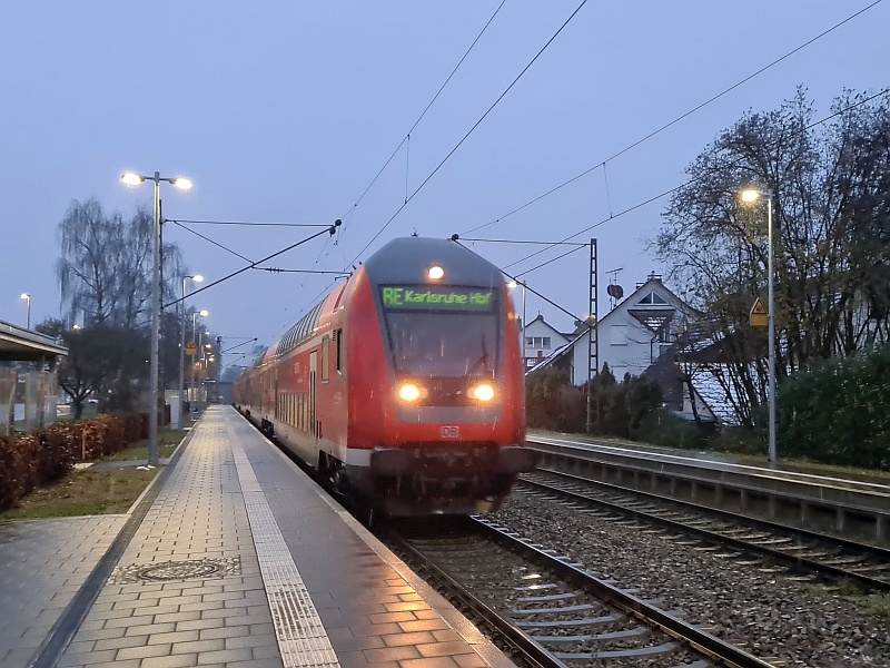 Einfahrt eines Zugs der Schwarzwaldbahn in Allensbach
