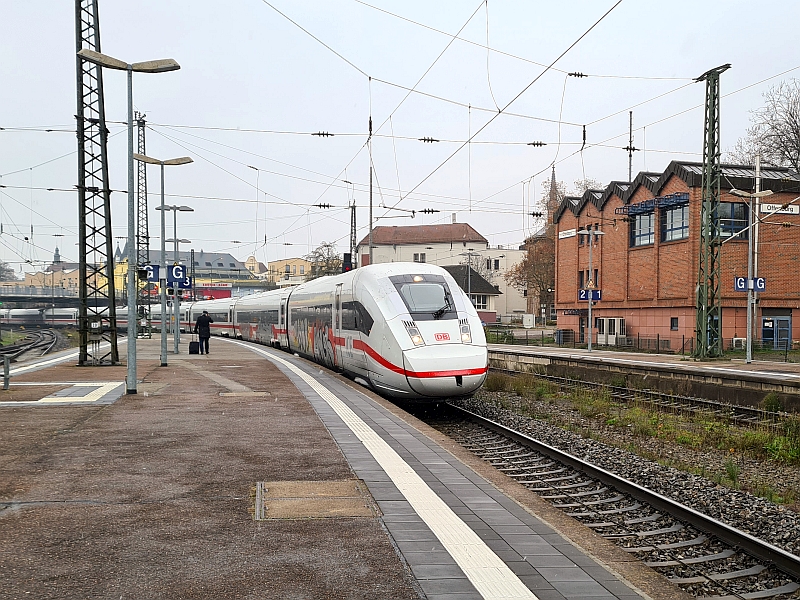 Einfahrt eines ICE 4 in den Bahnhof Offenburg