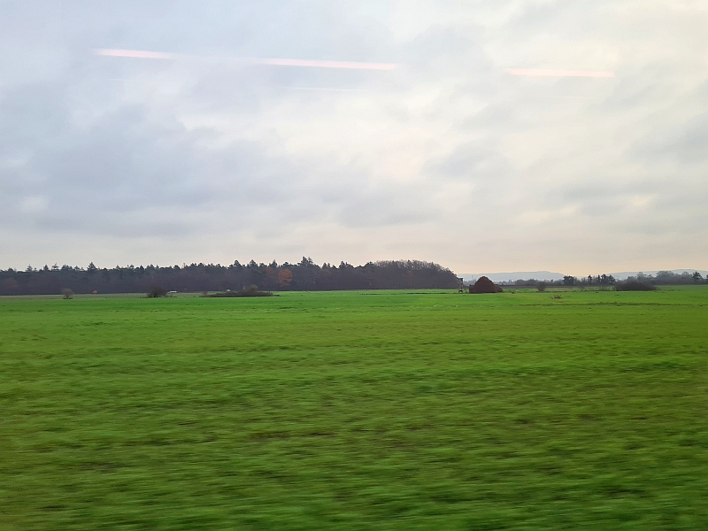 Blick aus dem Zugfenster in der oberrheinischen Tiefebene