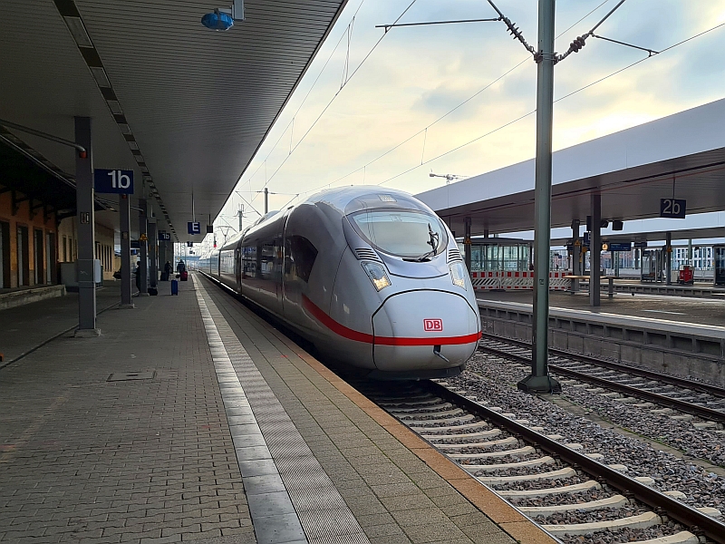 Einfahrt eines ICE der Baureihe 407 in den Bahnhof Mannheim
