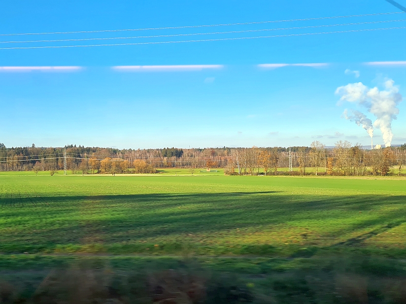 Blick aus dem Zugfenster auf die Ebene des Landstuhler Bruchs