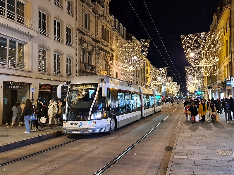 Fahrzeug der Tramway de Nancy im Zentrum von Nancy
