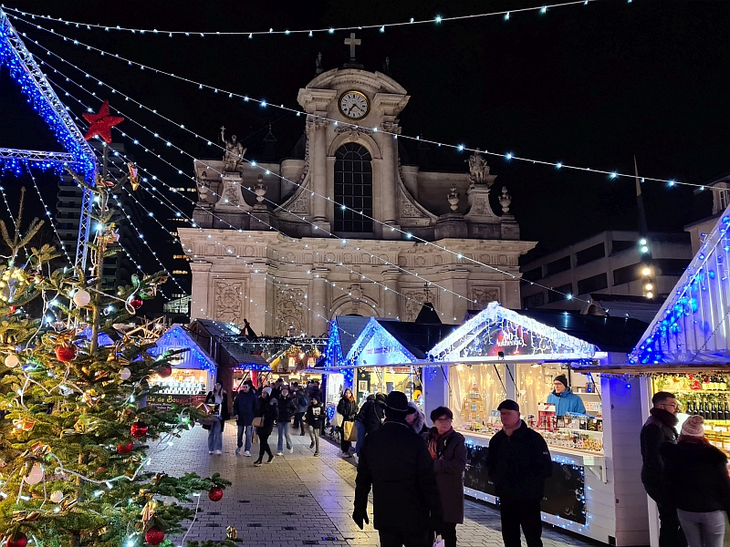 Nikolausdorf zu Füßen der barocken Pfarrkirche Saint-Sébastien in Nancy