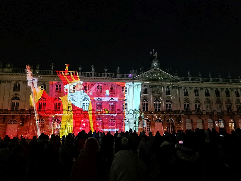 Nikolausshow auf der Fassade des Rathauses von Nancy