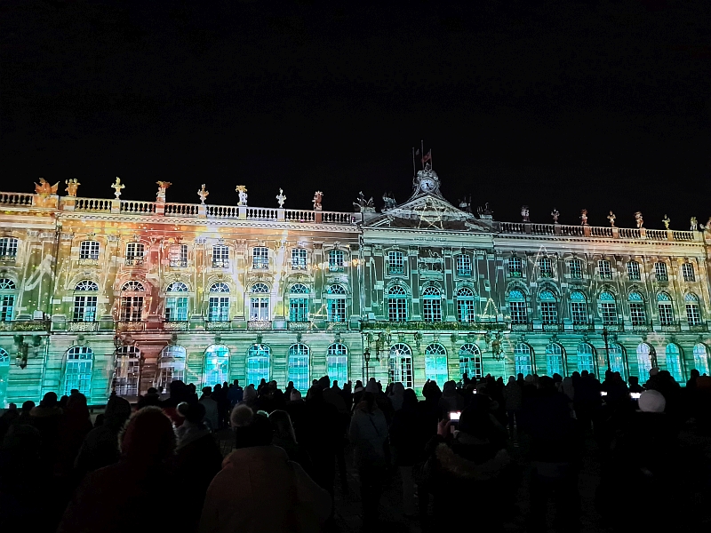 Nikolausshow auf der Fassade des Rathauses von Nancy