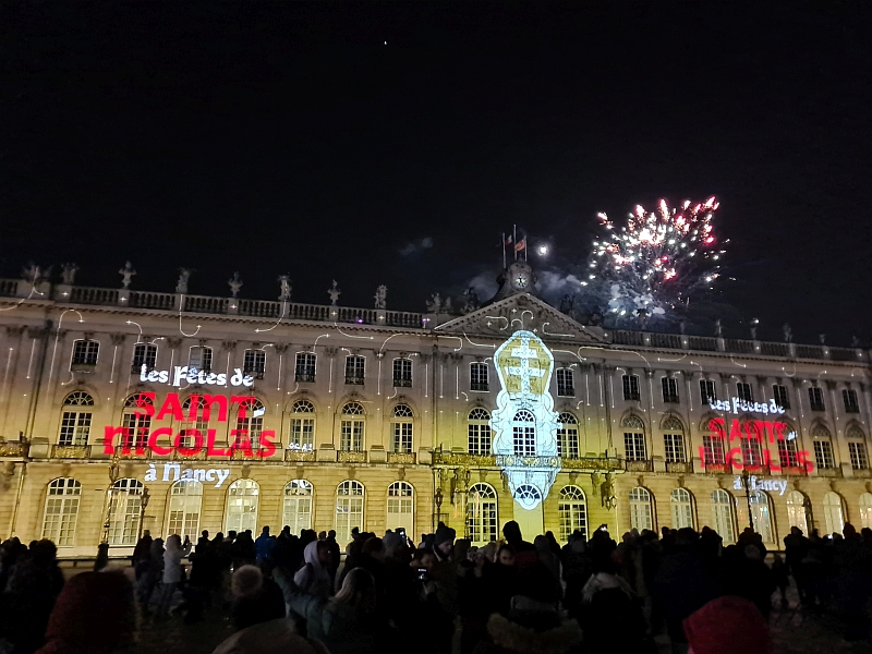 Nikolausshow auf der Fassade des Rathauses von Nancy