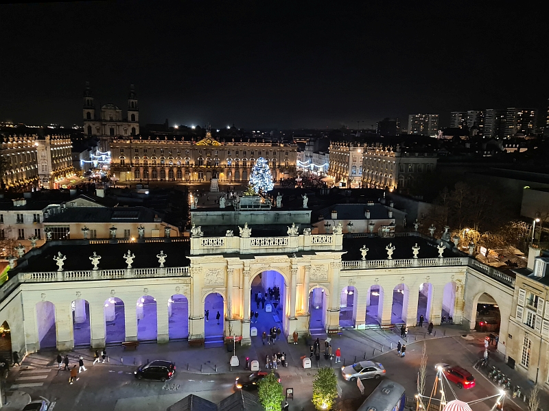 Blick über den Triumphbogen Arc Héré zum Place Stanislas und zur Kathedrale von Nancy