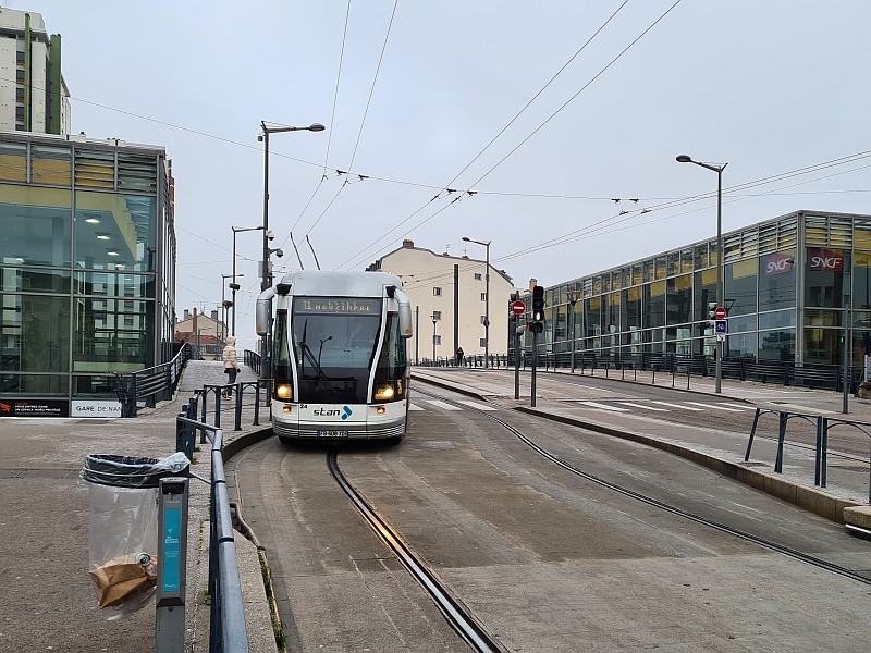Fahrzeug der Tramway de Nancy an der Haltestelle am Bahnhof