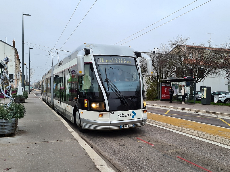 Tramway de Nancy im Straßenverkehr ohne Leitschiene