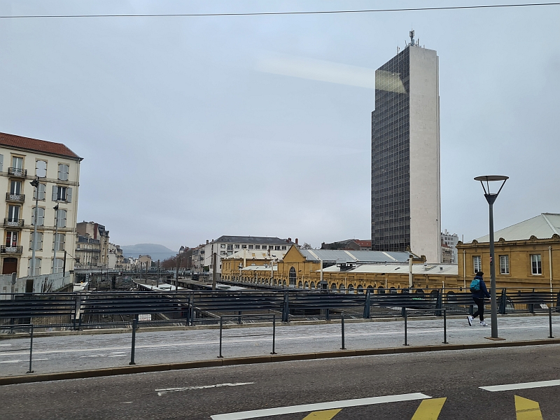 Fahrt über die Bahnsteige am Bahnhof Nancy