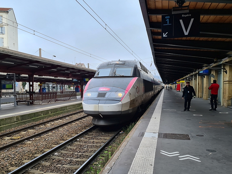 Einfahrt eines TGV Réseau in den Bahnhof Nancy