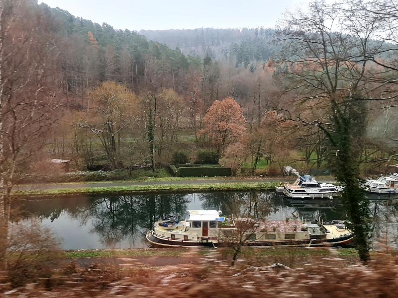 Blick vom Zug auf den Rhein-Marne-Kanal
