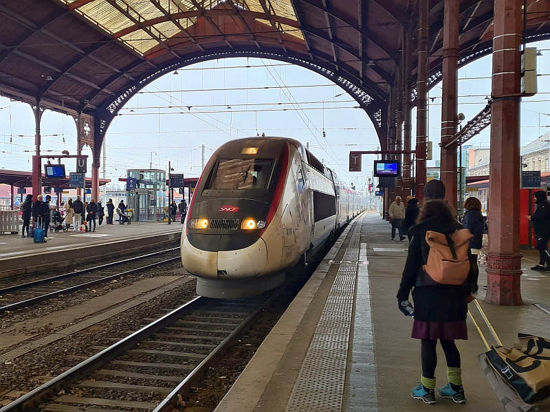 Einfahrt eines TGV Duplex in den Bahnhof Straßburg