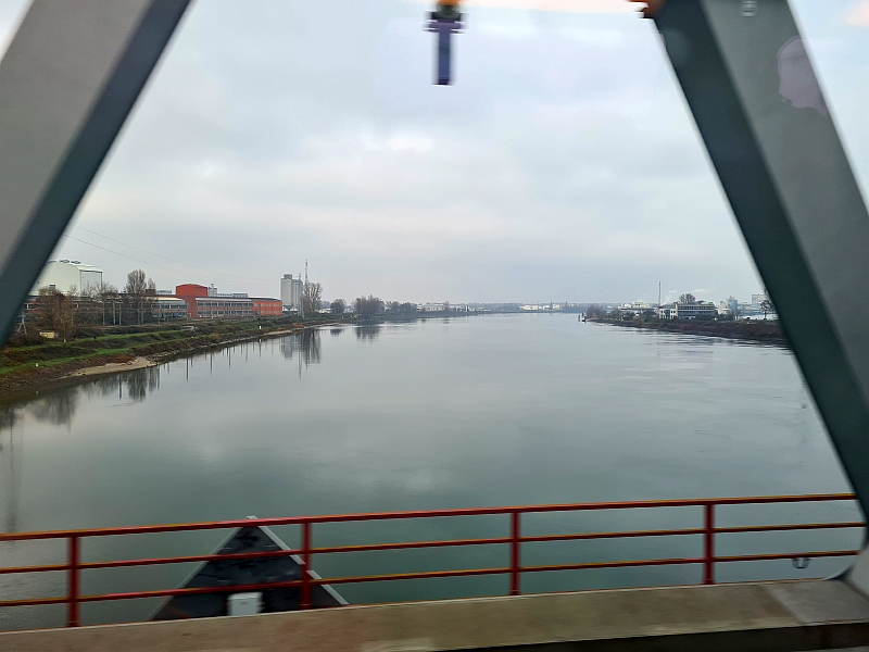 Fahrt über den Rhein zwischen Straßburg und Kehl