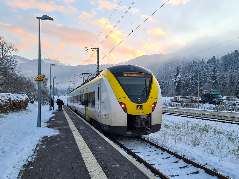 Coradia Continental-Triebzug nach der Ankunft am Bahnhof Himmelreich