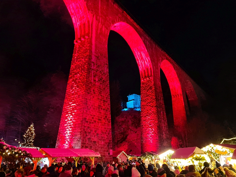 Altes Widerlager (hier blau illuminiert) der früheren Ravennabrücke