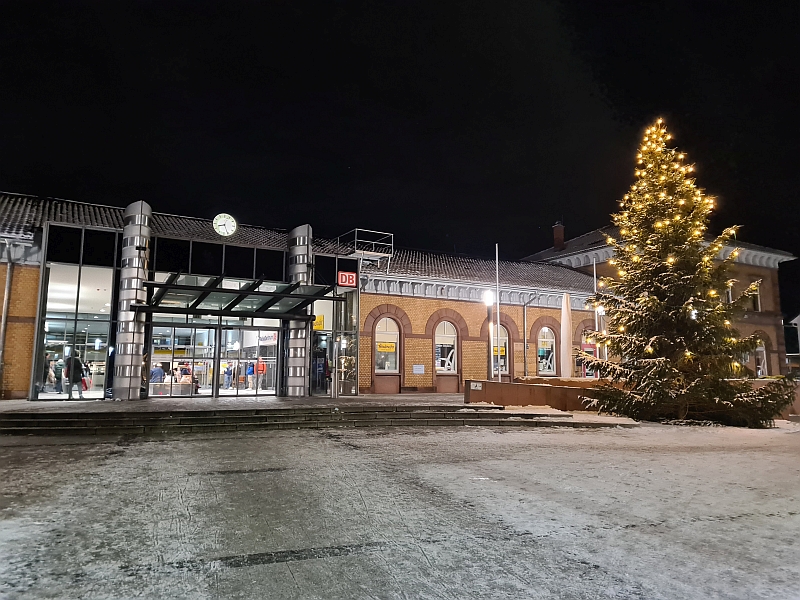 Weihnachtsbaum vor dem Bahnhof Villingen