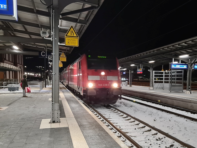 Einfahrt eines Zugs der Schwarzwaldbahn in den Bahnhof Villingen