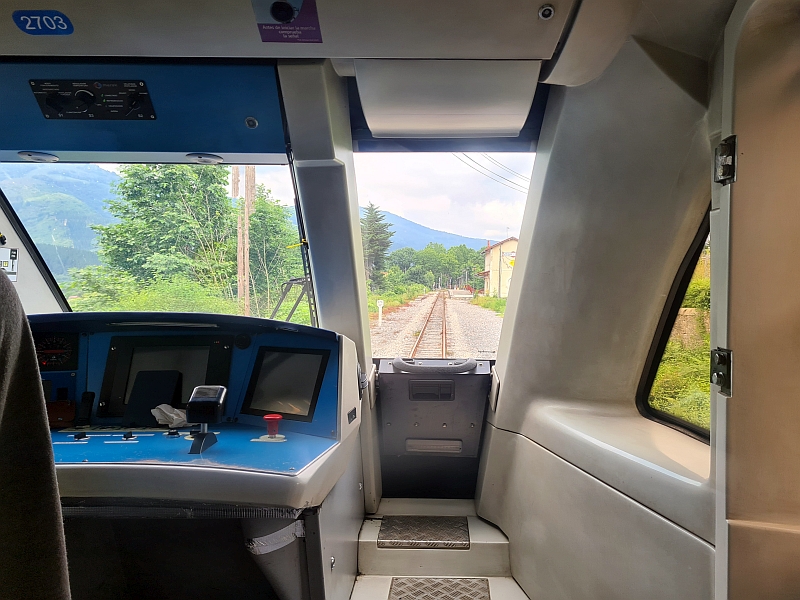 Blick durch den rückwärtigen Führerstand auf die Strecke
