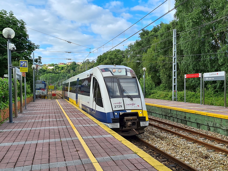 Einfahrt eines Dieseltriebzugs der FEVE-Baureihe 2700 in den Bahnhof Cudillero