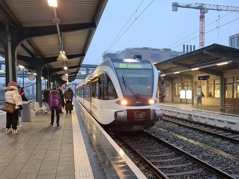 Gelenktriebwagen (GTW) von Thurbo im Bahnhof Konstanz